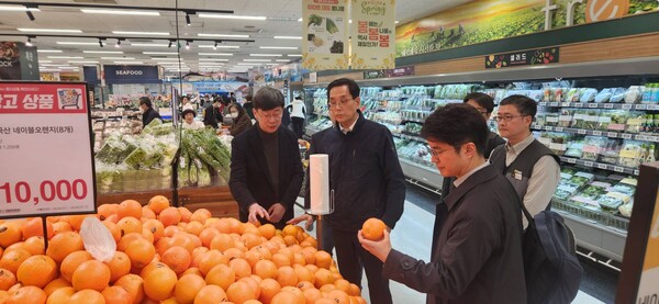 15일 서울 용산역 인근 한 대형마트에서 농식품부 관계자들이 현장 점검을 하고 있다. / 사진=최성근 기자
