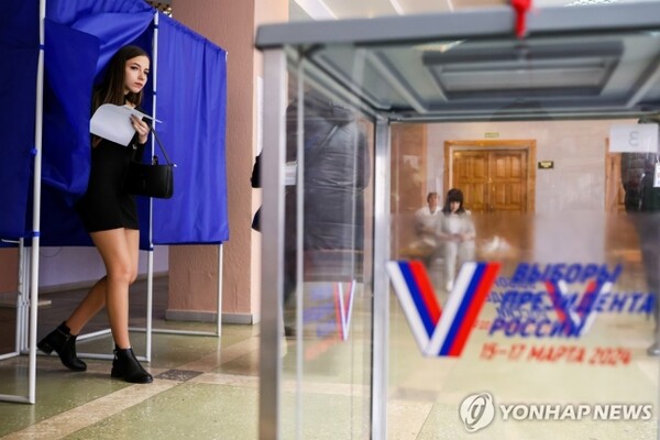 러시아 대선 첫날인 15일(현지시간) 모스크바의 한 투표소에서 한 유권자가 기표소를 나오고 있다. / 사진=연합뉴스