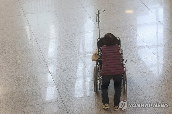 대학병원서 이동하는 환자와 보호자 모습. / 사진=연합뉴스