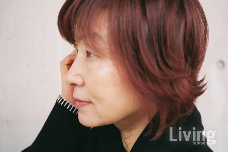 그동안 걸어온 길을 잠시 바라보고 있다. 먼 길이었지만, 여전히 갈 길이 아득하다. 작가에게 정년이 없다는 말은 시간을 의미하는 것이 아니다. 그것은 내면에서 타오르는 창작의 불길을 의미한다. 그녀는 모닥불처럼 여전히 따뜻하게 타오르고 있다.