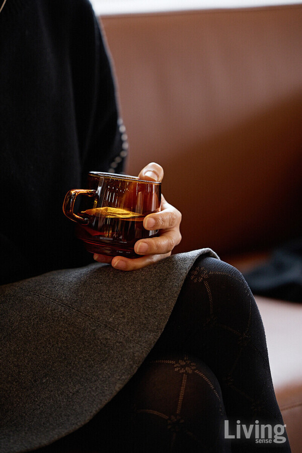 1. 차를 마시고 있는 작가의 손이 소품처럼 보인다. 따뜻한 사랑을 매만지고 있는 것 같다. 차가 식는다. 인간도 변한다. 하지만 찻잔은 여전하다. 변하지 않는 것들은 더 오래 우리 곁에 머문다는 뜻이다. 찻잔도 깨지면 칼날이 되니 조심해서 다루는 손길이 느껴진다.