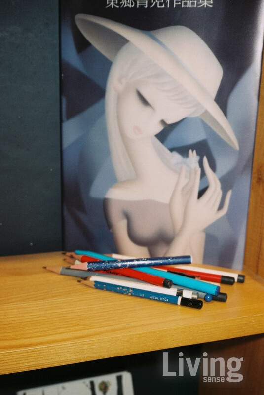 작가에게 연필은 손톱과도 같다. 연필을 깎는 것은, 손톱을 깎는 것처럼 보인다. 그래서 펜은 작가의 손의 연장선에 있다. 그녀가 연필 들기가 무겁고 힘겨워질 때까지 소설을 썼으면 좋겠다. 인연, 가벼운 것이 무거워지면 헤어지기 마련이다.