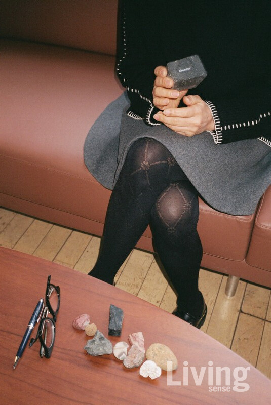 그녀가 가져온 산문집 속 소품들이다. 안경,펜, 그리고 돌. 돌은 출판사에서 독자들에게 굿즈로 만들어 증정했는데, 의외로 반응이 좋아 놀랐다고 한다. 사람들은 돌에서 무엇을 보는 것일까, 구체적인 형태와 질감은 상상력과 온기를 준다. 그것이 좋은 것이다.