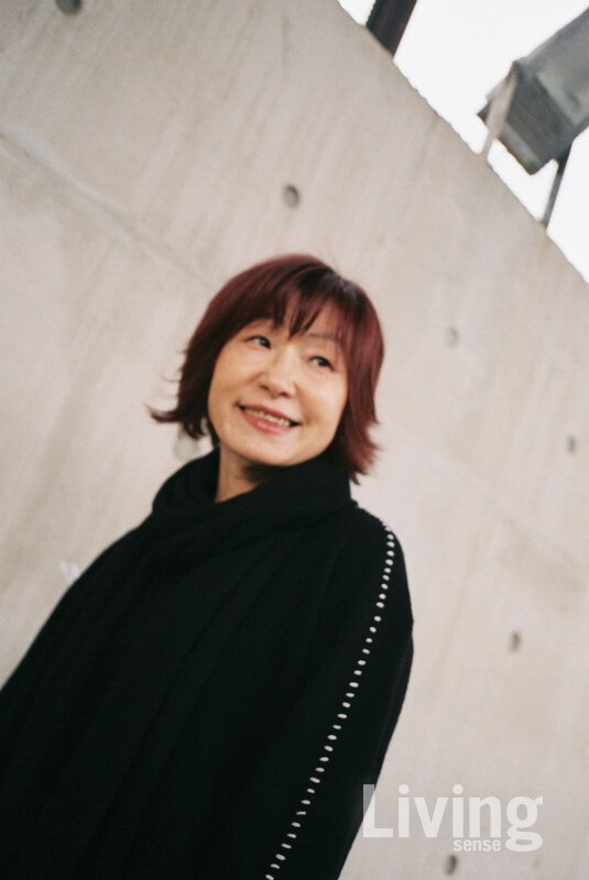 그녀는 경쾌하고 밝다. 그 환한 모습은 내면의 어둠을 담보로 한다. 고독하고 고통스러운 시간을 견디고 창조해 낸다.  그것이 작가가 아름답게 사는 이유다.