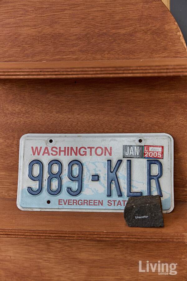 외국에서 머물 때 가져온 자동차 번호판. ‘워싱턴’이라는 문자가 낯설지 않다. 이 번호판처럼 그녀도 세계적인 작가로 도약하기를 기원한다.