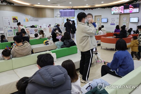 13일 서울의 한 소아청소년과 병원을 찾은 어린이와 부모들이 진료를 기다리고 있다. / 사진=연합뉴스