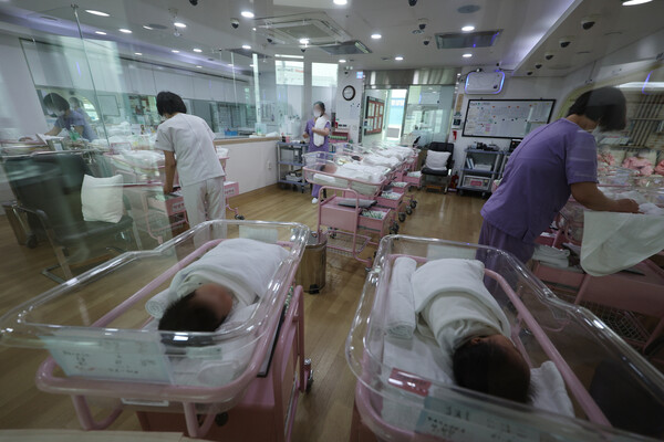 서울 시내 한 산후조리원 신생아실에서 간호사 등 관계자들이 신생아들을 돌보고 있다. / 사진=연합뉴스