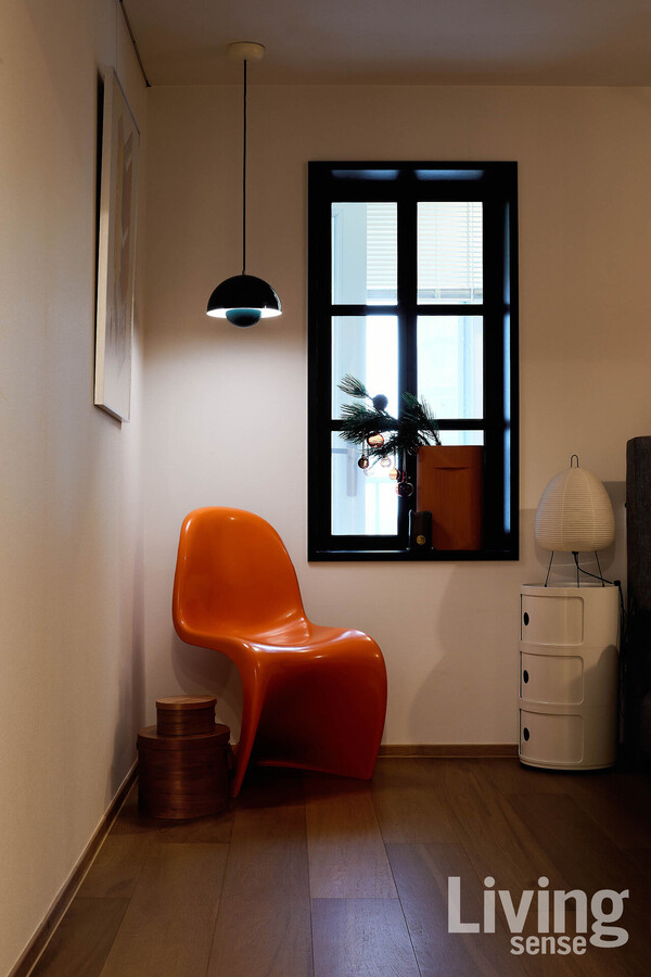 블랙 프레임의 유리창과 강렬한 컬러감의 비트라vitra.com 팬톤 체어가 있는 이 집의 하이라이트 공간.