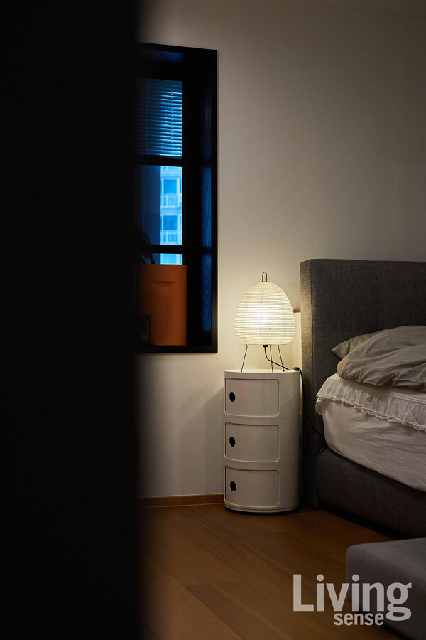 이사무 노구치 디자인의 비트라vitra.com 아카리 조명으로 조도를 조절했다.