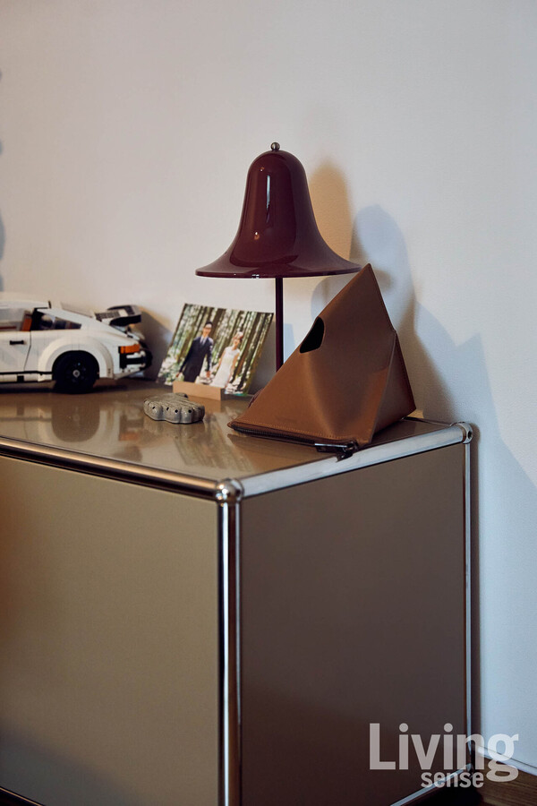 남편이 좋아하는 차 모형과, 아내가 좋아하는 배르판verpan.com 팬탑 포터블 램프가 함께 놓여 있다.