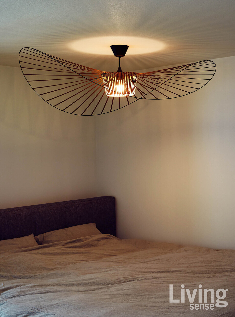 베르티고petitefriture.com 펜던트 조명이 설치된 안방 침실.