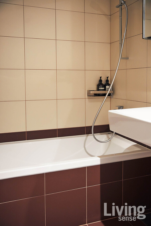 반려견 칸쵸가 떠오르는 초콜릿 컬러의 타일이 있는 욕실.