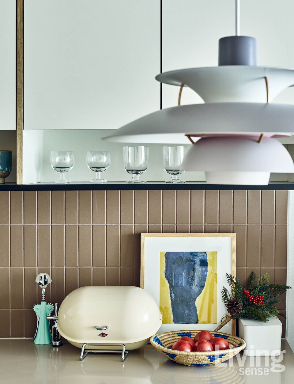 장신인 부부를 고려해 싱크대 하부장을 높였고, 컬러 배색으로 디자인적 재미를 줬다.