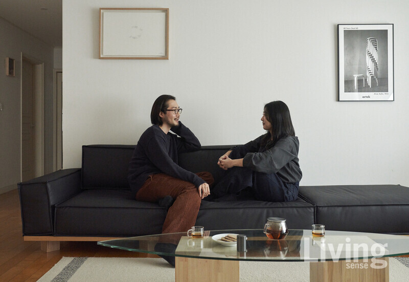 두 사람을 빼닮은 집에서 대화를 나누는 백종웅•이수빈 씨.