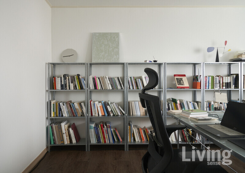 따뜻한 분위기의 거실, 주방과는 다르게 모던한 감성으로 꾸민 서재.