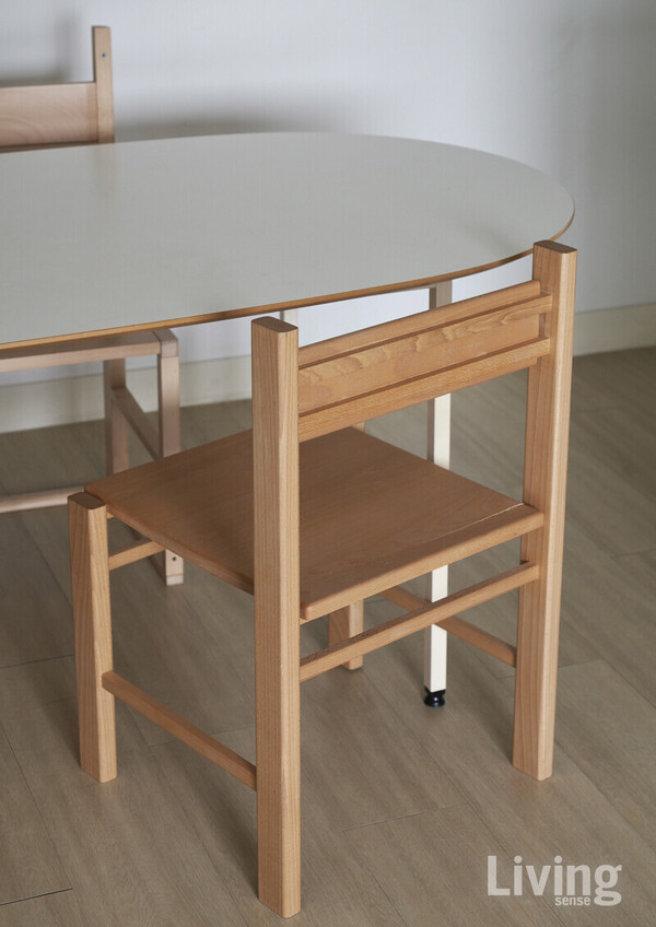 창을 통해 환한 빛이 들어오는 주방.