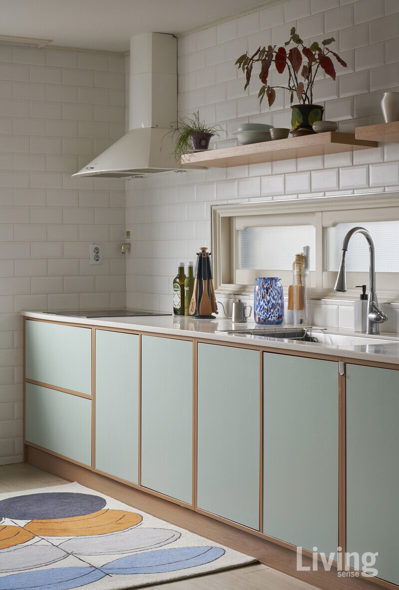 백종웅 씨가 이수빈 씨를 위해 디자인한 일명 ‘이수빈’ 의자. '아빠다리' 자세를 좋아하는 수빈 씨를 위해 좌판을 깊고 넓게 계획했다.