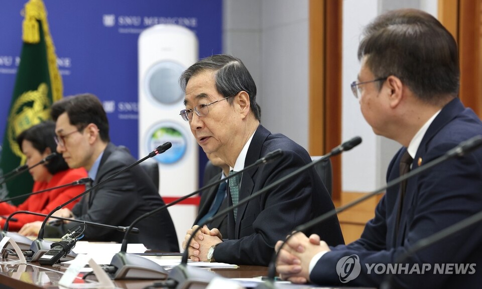 한덕수 국무총리가 26일 오후 서울 종로구 서울대 연건캠퍼스 내 의과대학 대회의실에서 열린 의료계 관계자들과 의료 개혁 현안 논의를 위한 간담회에서 발언하고 있다. / 사진=연합뉴스