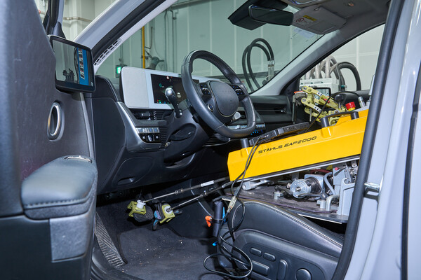 전기차동력계 시험실에 설치된 로봇이 전기차 가·감속 제어 작업을 수행하고 있다. 연구원들은 로봇을 활용해 시험 과정을 세밀하게 제어하고 오류를 제거하고 있다. / 사진=현대차·기아