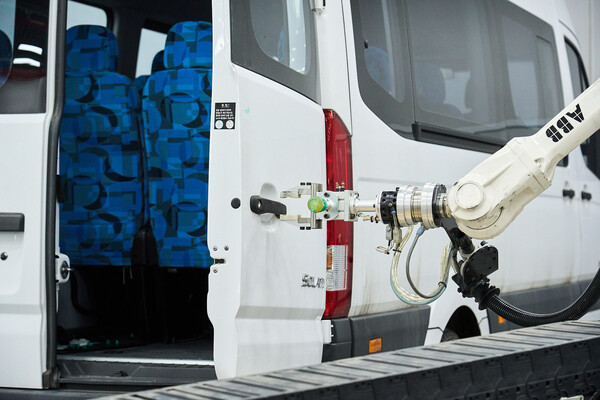 상용시스템시험동에서 로봇을 활용해 쏠라티의 개폐내구 시험을 진행하고 있다. 연구원들은 수십만회씩 진행하는 반복 작업에 로봇을 투입해 개발 효율을 높였다. / 사진=현대차·기아