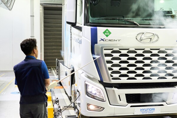 상용환경풍동실 연구원이 엑시언트 수소전기트럭의 유동 가시화 시험을 진행하고 있다. / 사진=현대차·기아