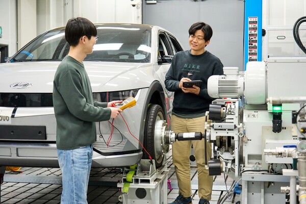 현대자동차·기아 남양종합연구소 연구원들이 전기차 동력계 시험실에서 전기차 동력계 시험 장비를 점검하고 있다. / 사진=현대차·기아