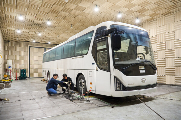 연구원들이 상용시스템시험동 NVH 다이나모 무향실에서 수소전기 유니버스 소음 평가를 진행하고 있다. / 사진=현대차·기아