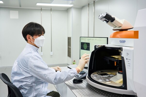 남양기술연구소 연구원이 배터리 분석실의 드라이룸 메인 분석실에서 라만광분석기로 성분 분석을 수행하고 있다. / 사진=현대차·기아