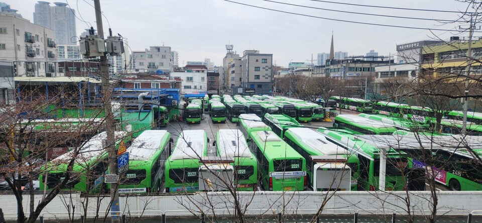28일 오전 서울 광진구의 한 시내버스 차고지. 파업으로 모든 차량들이 운행을 멈추고 차고지에 서 있다. / 사진=최성근 기자