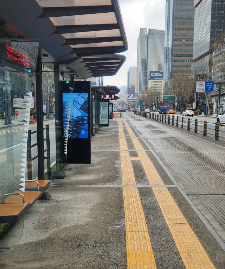 서울 종각역 인근 한 버스정류장. 파업으로 버스 운행이 중단돼 기다리는 사람 없이 한산한 모습이다. / 사진=최성근 기자