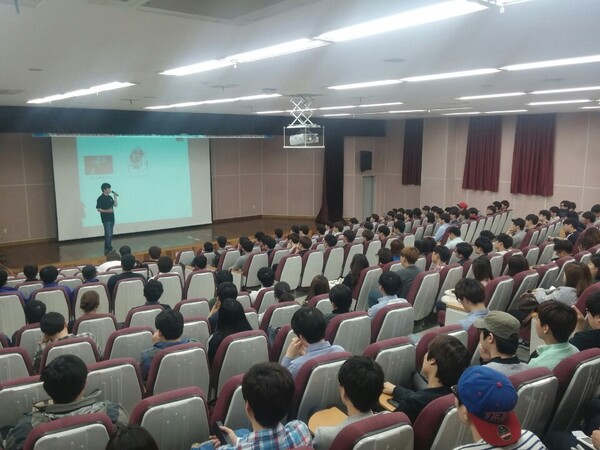 류석문 현대오토에버 상무가 지난 2015년 4월 라이엇게임즈 재직 당시 강원대에서 열린 세미나에 연사로 참석했다. / 사진=강원대학교