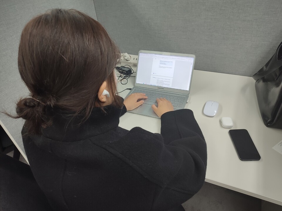 사무실에서 송모씨(32세)가 노트북으로 작업을 하고 있다. / 사진=시사저널e