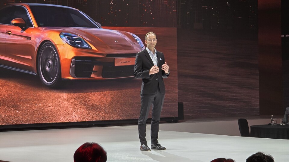 홀가 게어만 포르쉐코리아 사장이 2일 서울 신라호텔에서 신형 파나메라에 대해 소개하고 있다. / 사진=박성수 기자