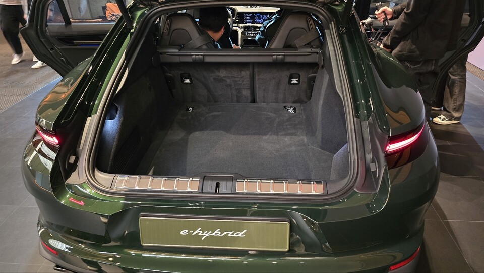 일상 주행용으로 활용할 수 있도록 넉넉한 트렁크 공간도 갖췄다. /사진=박성수 기자