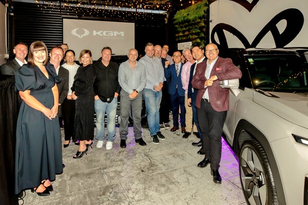KG모빌리티가 지난달 19~20일(현지시간) 뉴질랜드 오클랜드에서 브랜드 론칭행사를 갖고 현지 완성차 판매 대리점, 취재진과 기념촬영하고 있다. / 사진=KG모빌리티