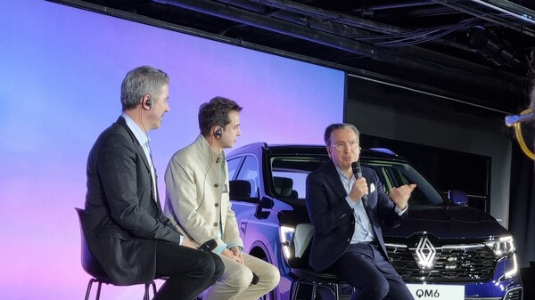 르노, 르노코리아 최고경영진이 이날 기자간담회 현장에서 취재진 질문에 답하고 있다. 왼쪽부터 질 비달 르노 디자인총괄, 스테판 드블레즈 르노코리아 사장, 아르노 벨로니 르노 마케팅 총괄. / 사진=최동훈 기자