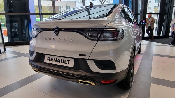 르노 성수에 전시된 아르카나. 기존 XM3에서 차명이 변경되고, 르노 로장주 엠블럼이 공식 부착됐다. / 사진=최동훈 기자
