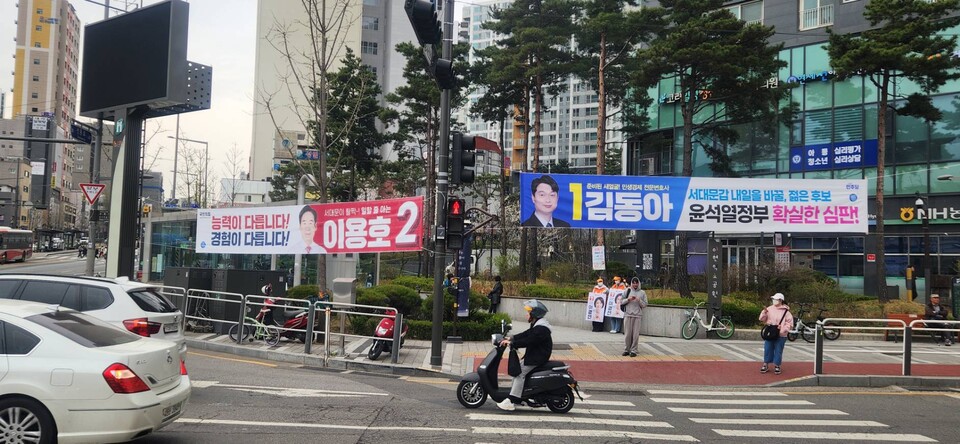 3일 지하철 2호선 아현역 인근에 김동아 더불어민주당 후보, 이용호 국민의힘 후보 현수막이 걸려있다. / 사진=최성근 기자