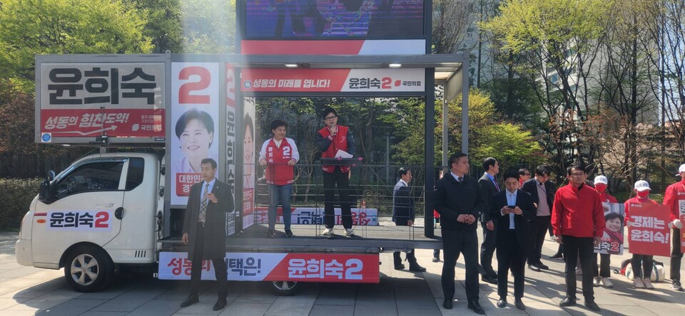 한동훈 국민의힘 비상대책위원장이 9일 서울 왕십리역 광장에서 지원 유세를 하고 있다. / 사진=최성근 기자