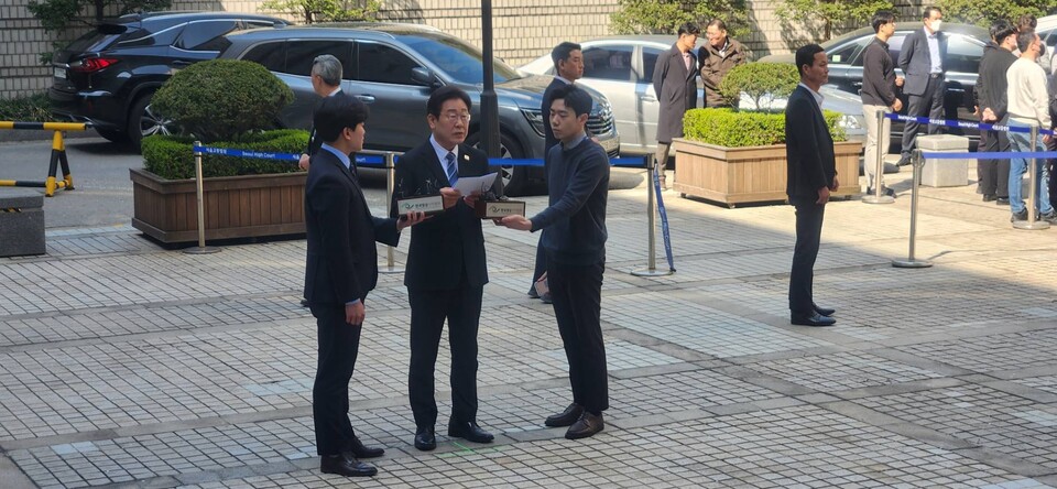 이재명 더불어민주당 대표가 9일 서울중앙지방법원 앞에서 기자회견을 하고 있다. / 사진=최성근 기자