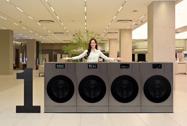 삼성전자 모델이 삼성스토어 대치점에서 국내 누적 판매량 1만대를 돌파한 ‘비스포크 AI 콤보’를 소개하는 모습 / 사진=삼성전자