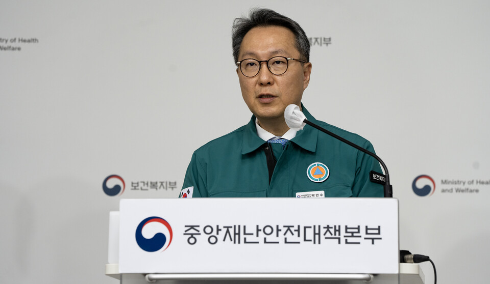 박민수 보건복지부 제2차관이 8일 ‘의사 집단행동 중앙재난안전대책본부’ 회의 결과를 브리핑하고 있다. / 사진=복지부