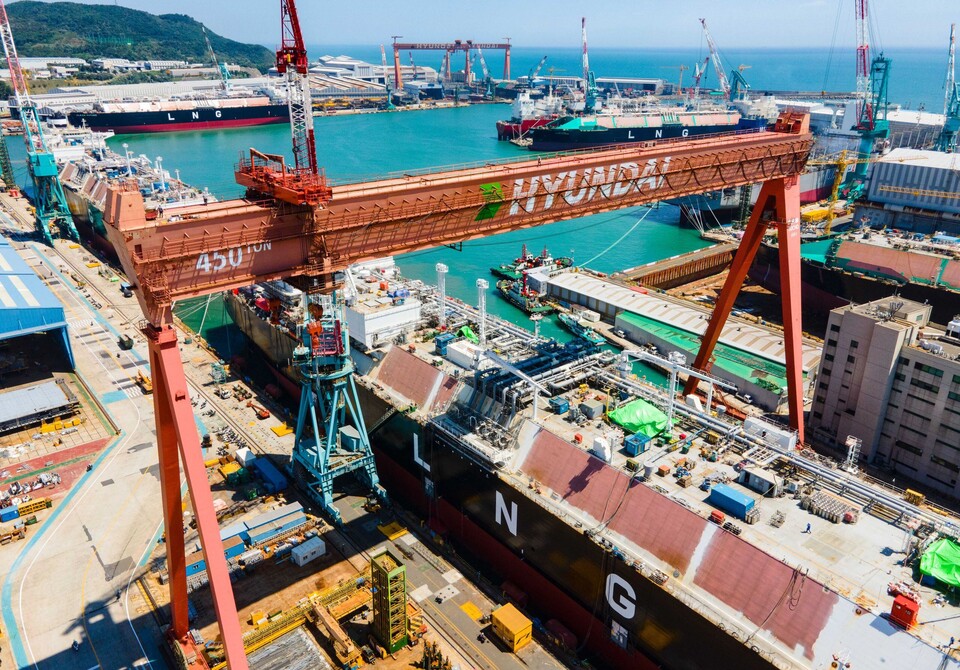 HD현대중공업 울산조선소 도크에서 LNG선이 건조 중인 모습. / 사진=HD현대