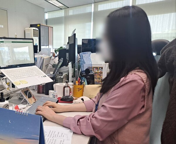 출판업계 종사자 손지희(36·여, 가명)씨가 업무 중인 모습 / 사진 = 김용수 기자