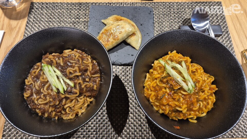 하림 더미식 유니자장면(왼쪽)과 사천자장면(오른쪽). / 사진=한다원 기자