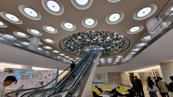 경기 성남시 판교에 위치한 한국타이어앤테크놀로지 본사 테크노플렉스의 1층 로비에 철제 케이블과 LCD 스크린으로 제작한 덩굴, 잎사귀 모양의 예술 작품 오큘러스가 자리잡고 있다. / 사진=최동훈 기자