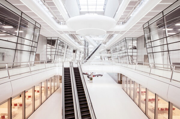 한국테크노돔의 1층 로비에서 바라본 내부 전경. 1층과 상위 층에는 실험실, 사무 공간 등이 자리잡고 있고 에스컬레이터 아래 지하 층에는 식당, 카페 등 임직원 복지 시설이 마련됐다. / 사진=한국타이어앤테크놀로지