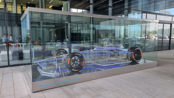 한국테크노링 오피스동 출입구 옆에 레이싱머신을 본딴 조형물과 전기차 전용 타이어 아이온이 전시돼 있다. / 사진=최동훈 기자