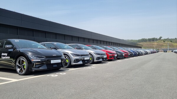 한국테크노링 주차 공간에 고객 체험을 위해 운행되고 있는 전기차들이 도열돼 있다. / 사진=최동훈 기자