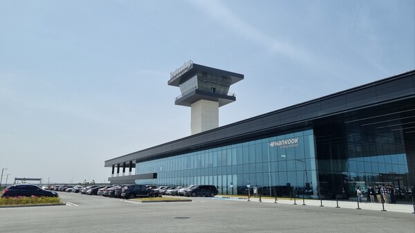 충남 태안군에 위치한 한국타이어 테스트 트랙 한국테크노링의 오피스동과 관제탑. / 사진=최동훈 기자